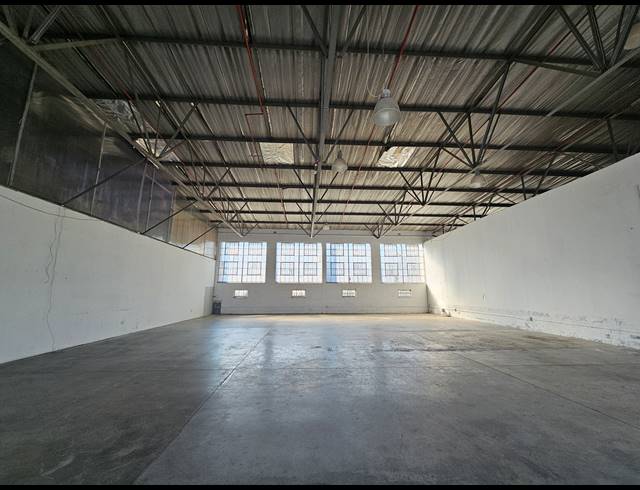 300M² SHOWROOM TO LET IN KRAMERVILLE